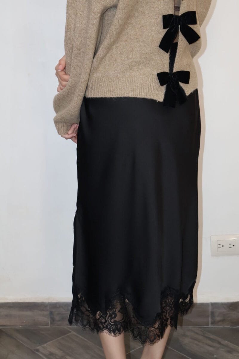 Falda midi negra con detalle de encaje - Image 4