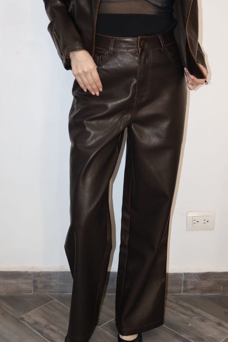 Pantalón tipo piel liso cafe oscuro - Image 3