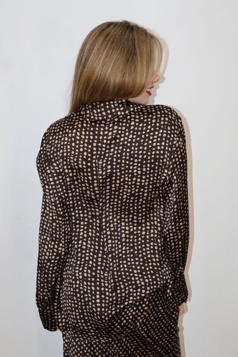 Blusa polka dots manga larga café con nude - Image 4