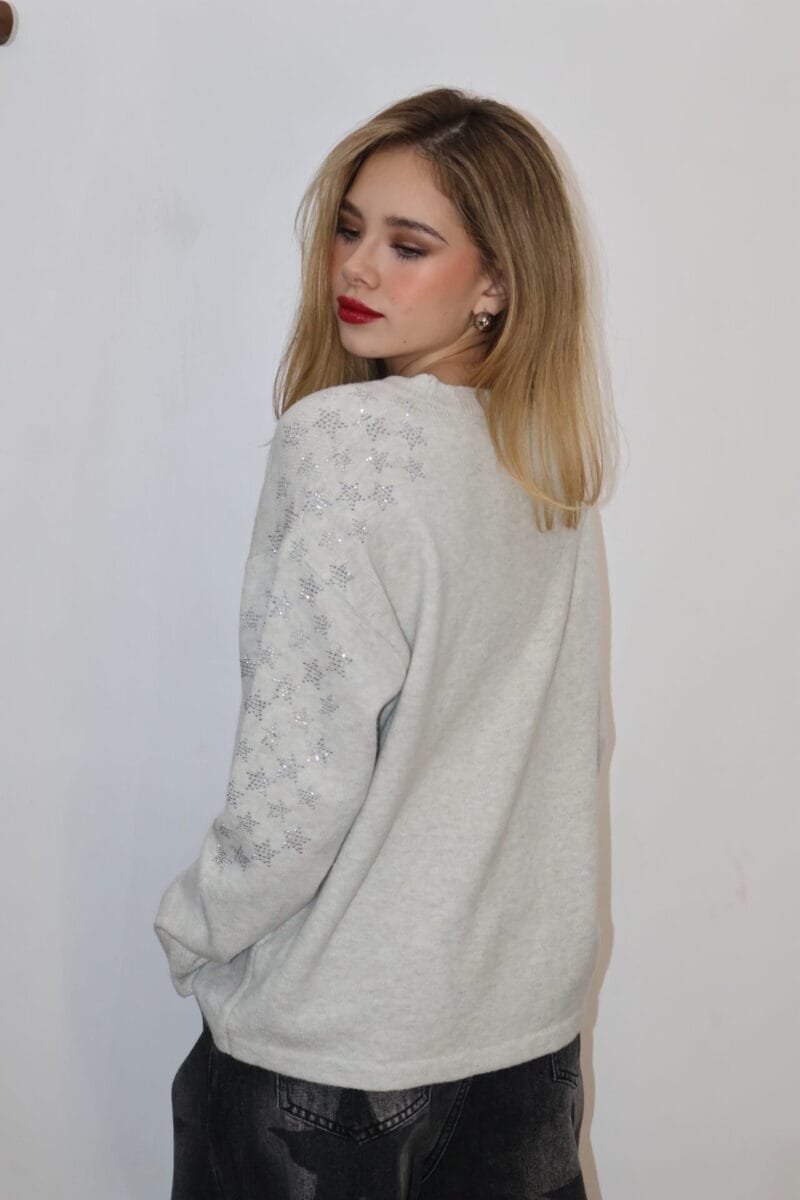 Sueter gris claro con detalles de estrellas de brillos - Image 4