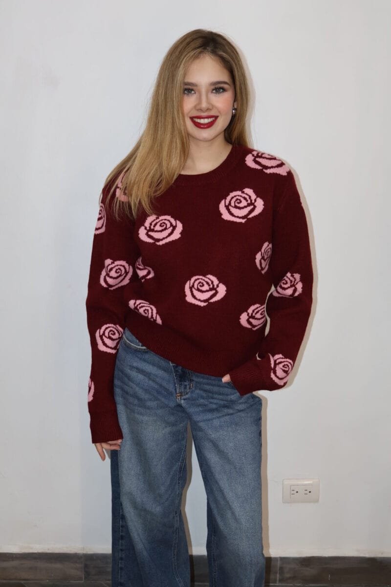 Sueter guinda con estampado de flores rosas - Image 2