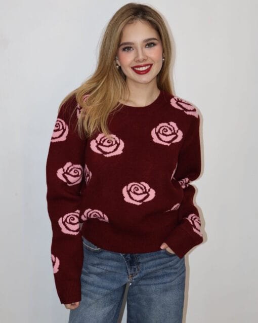 Sueter guinda con estampado de flores rosas