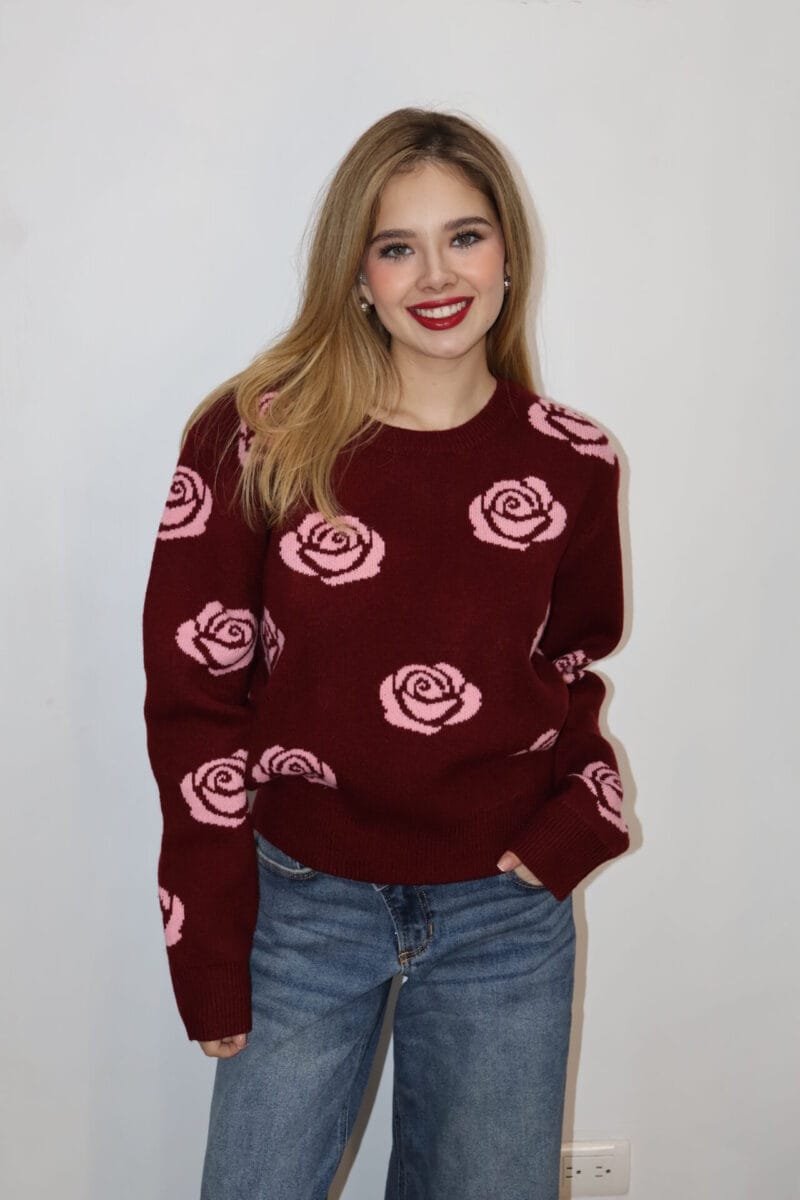 Sueter guinda con estampado de flores rosas