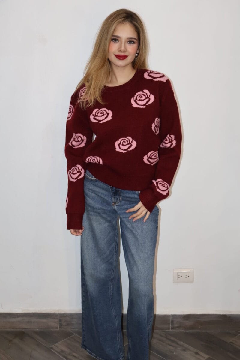 Sueter guinda con estampado de flores rosas - Image 3