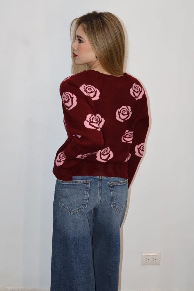 Sueter guinda con estampado de flores rosas - Image 4