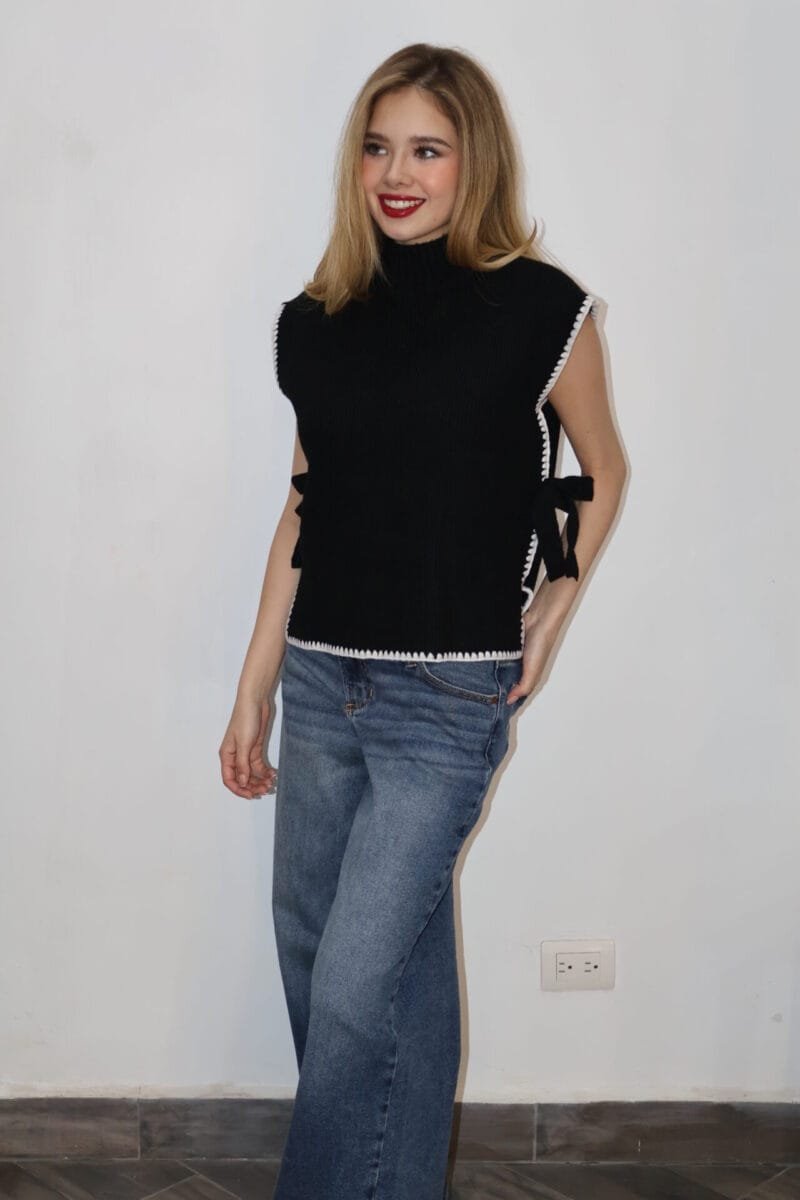Chaleco liso negro con detalles - Image 3