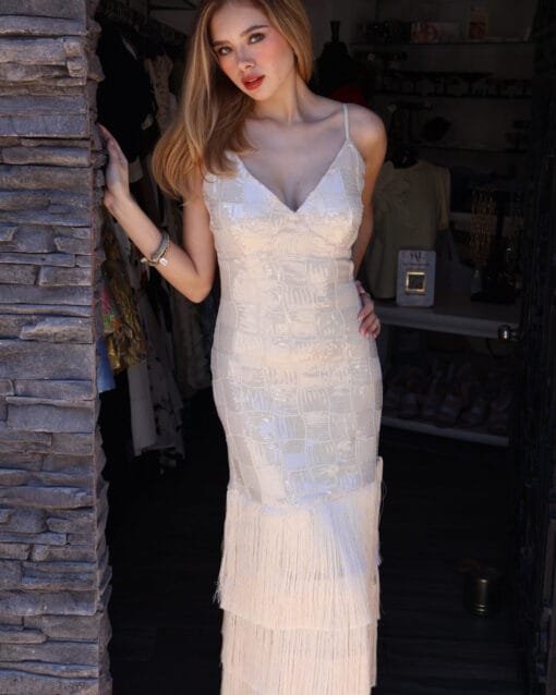 Vestido midi nude de lentejuelas con barbas