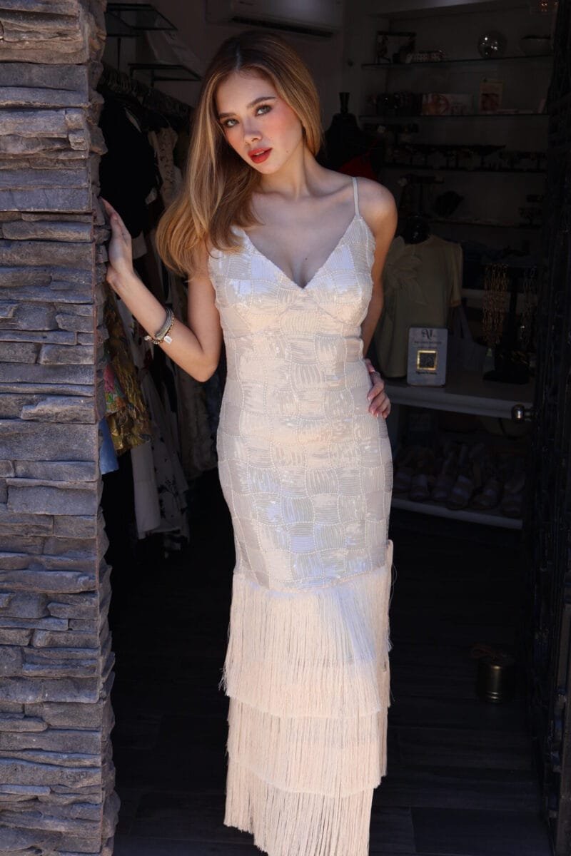 Vestido midi nude de lentejuelas con barbas