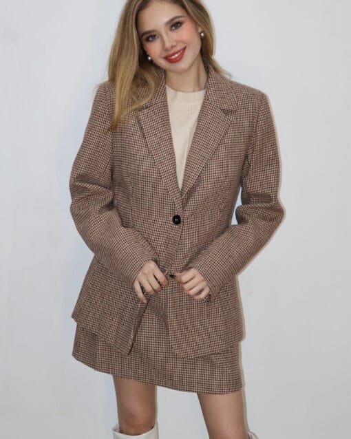 Set blazer y falda estampado con fondo nude