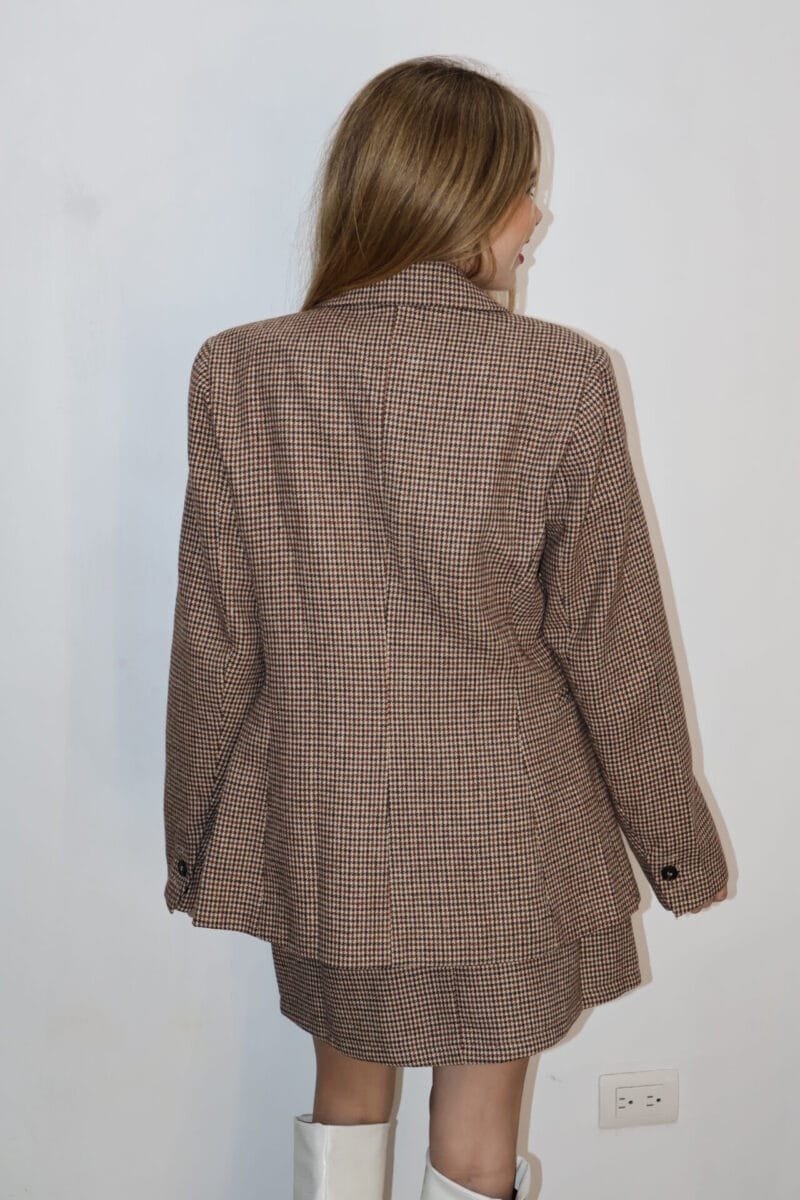 Set blazer y falda estampado con fondo nude - Image 5