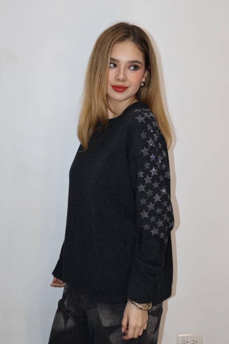 Sueter gris oscuro con detalles de estrellas de brillos - Image 3