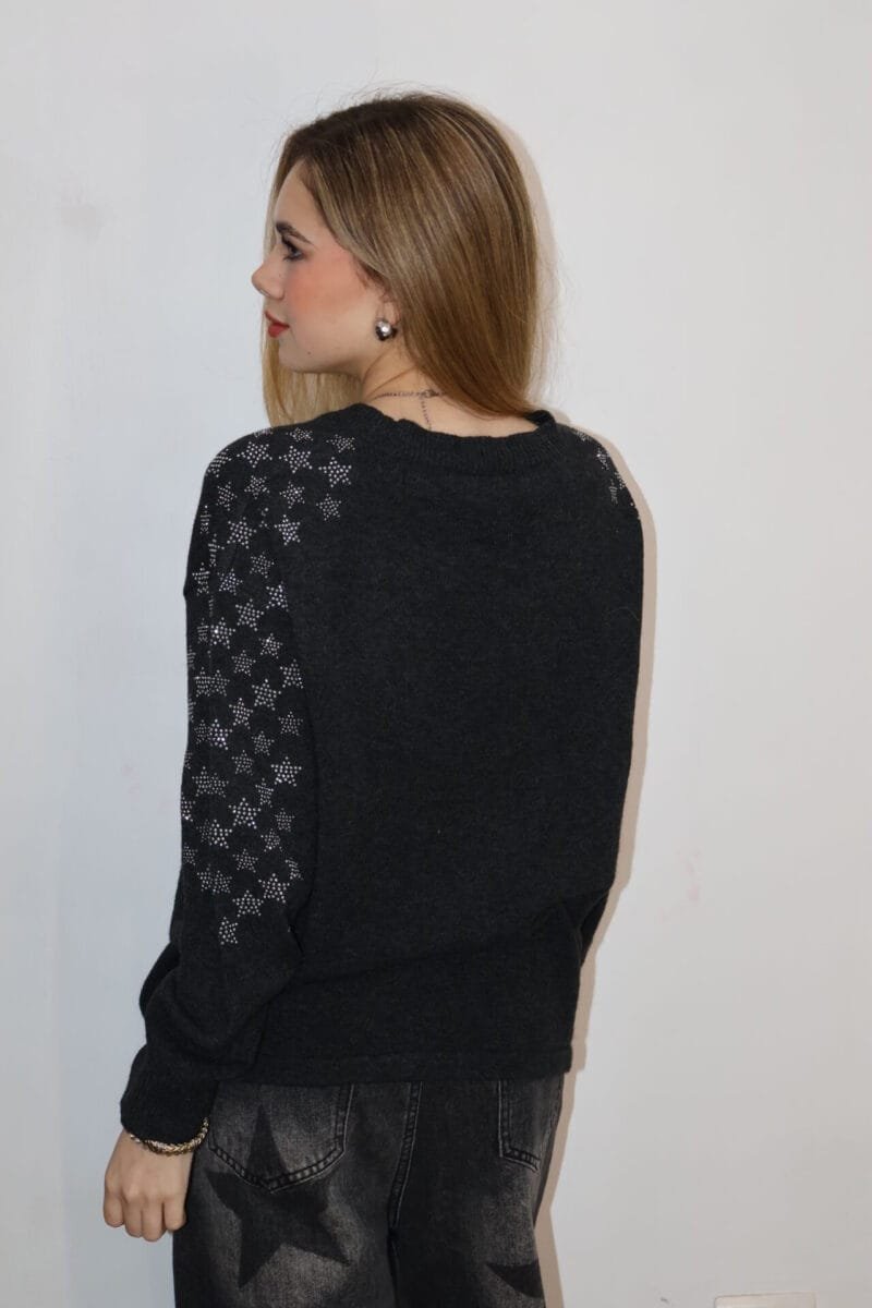 Sueter gris oscuro con detalles de estrellas de brillos - Image 4
