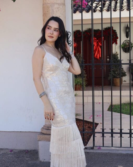 Vestido midi nude de lentejuelas con barbas