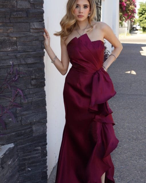 Vestido strapless liso vino