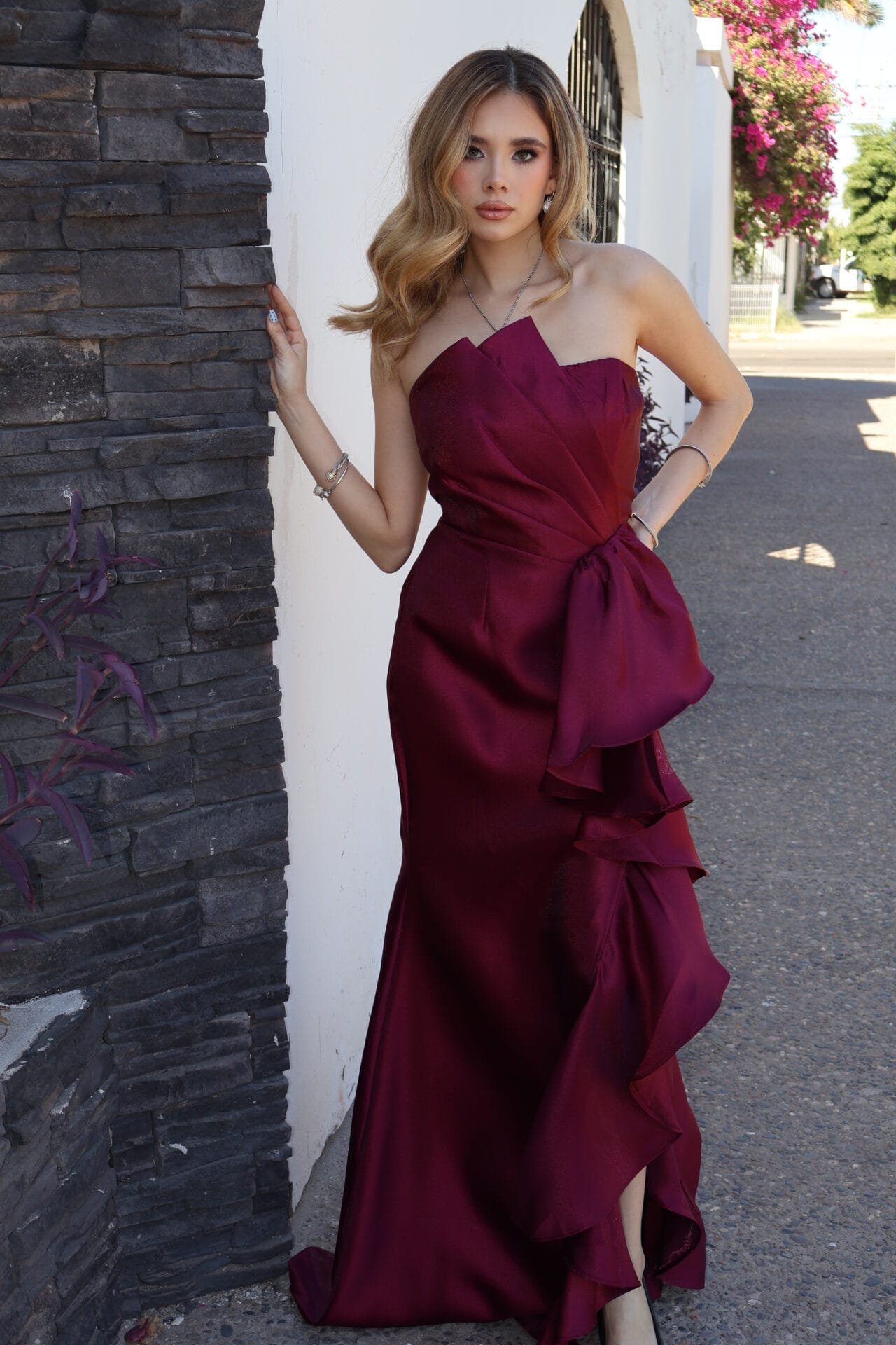 Vestido strapless liso vino