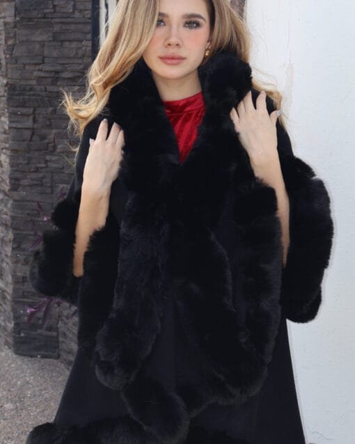 Capa doble de faux fur negra