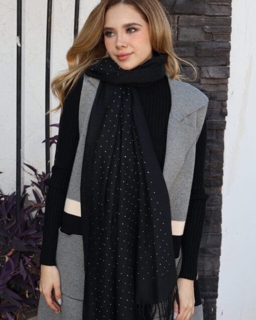Pashmina lisa negra con detalles de piedras