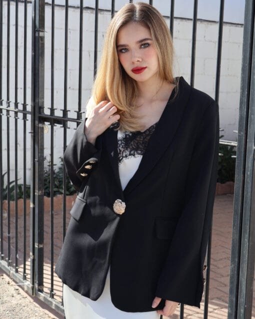Saco negro con botones dorados