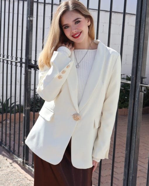 Saco blanco con botones dorados