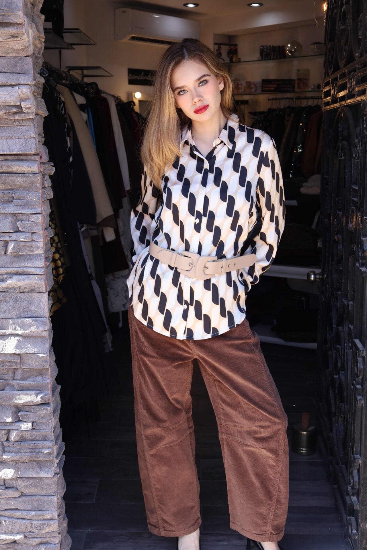 camisa estampada negra con beige - Image 2