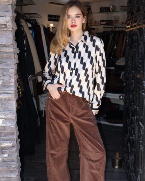 camisa estampada negra con beige