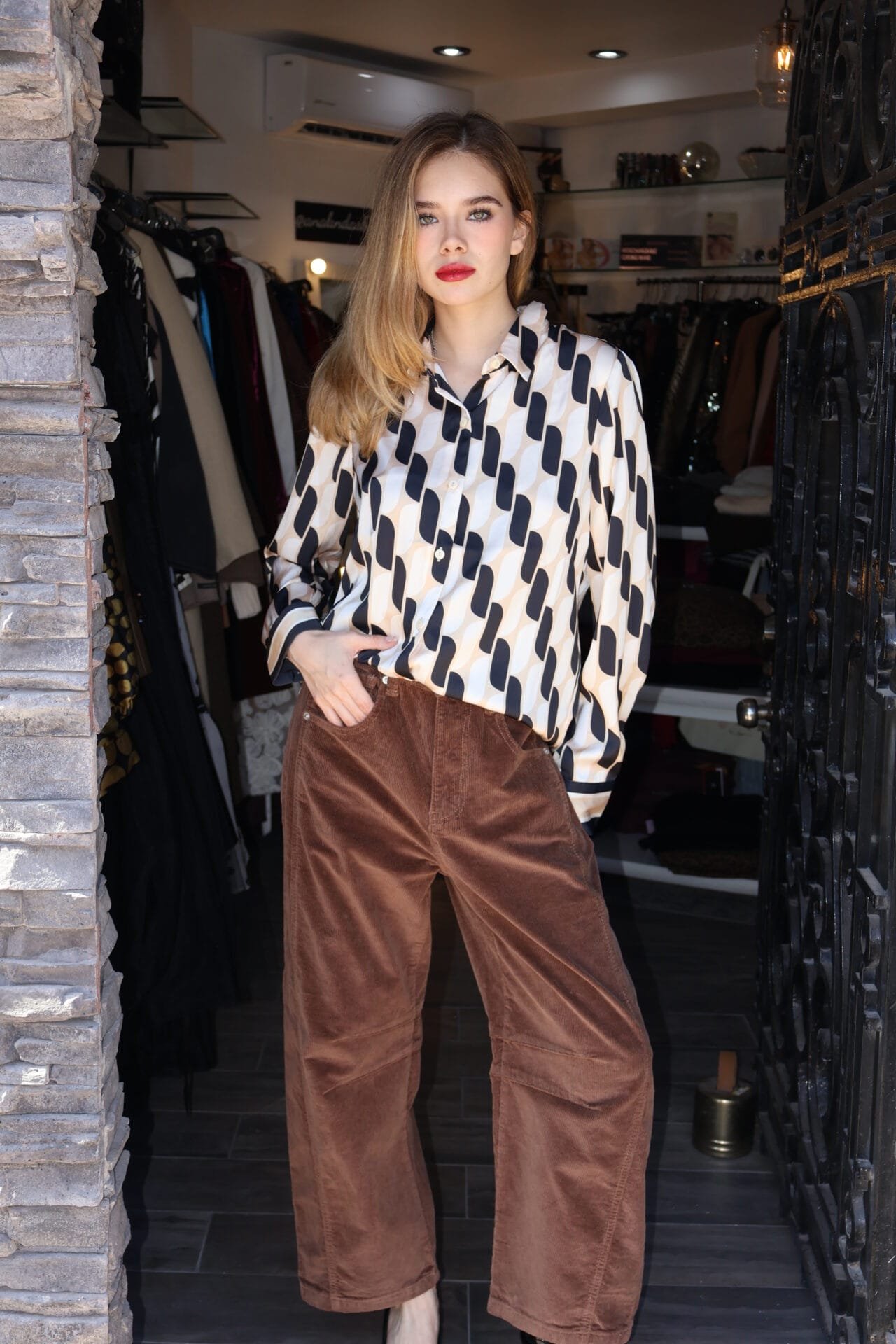 camisa estampada negra con beige