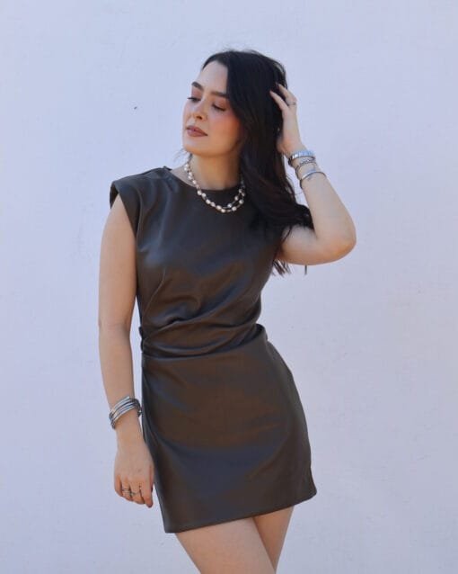 Vestido corto tipo piel gris oscuro