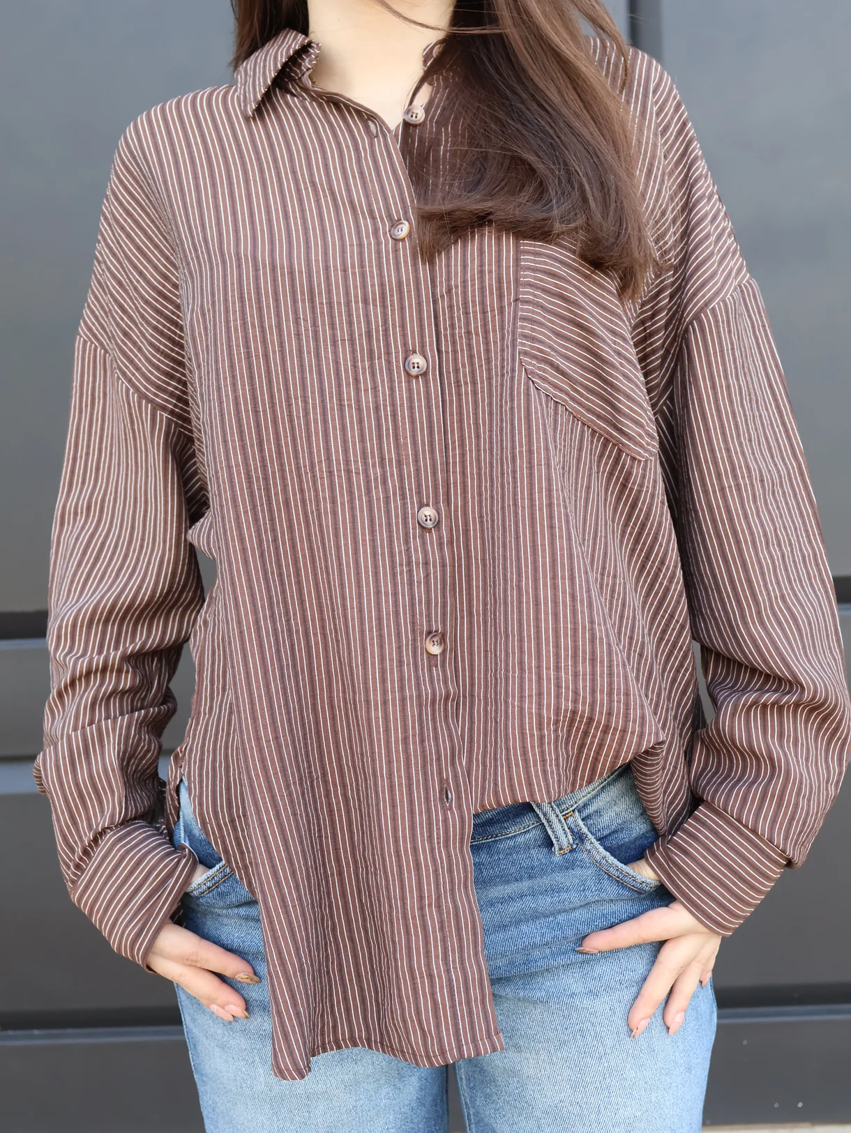 Camisa cafe de botones con rayas blancas